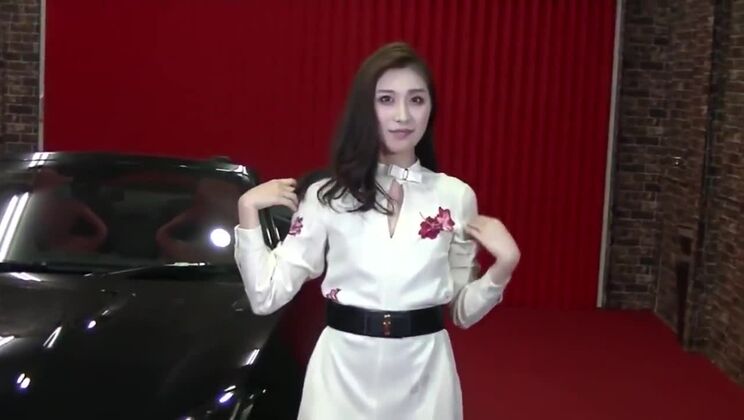 眩しいアジア人女性