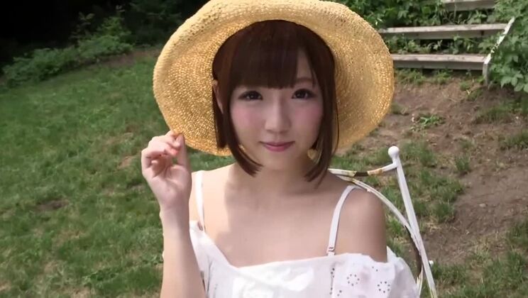 外にいる眩しい日本の尻軽女