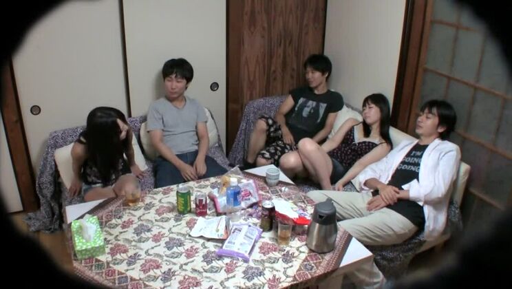 穏やかな日本のハジーが素晴らしいグループセックスビデオに登場