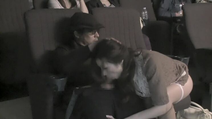 上品な日本人既婚女性が公共の場でフェティシズムの夢を実現