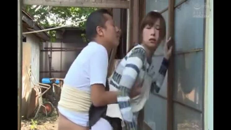 魅力的な日本人の人妻がアマチュア ポルノ ビデオで犯される