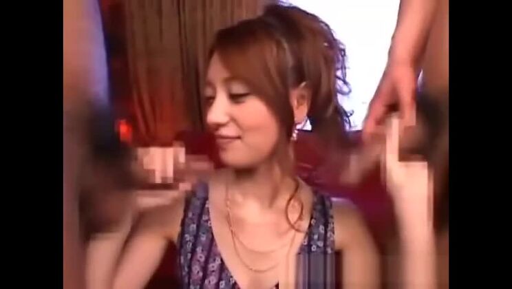 驚異的なグループセックスでの信じられないほどの日本人売春婦