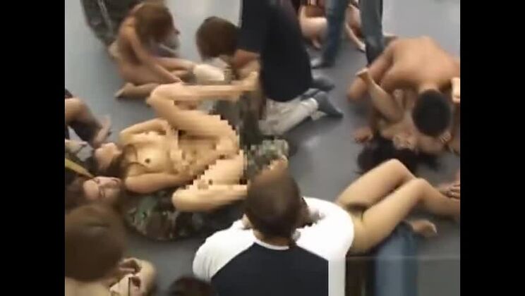 神々しい東洋の尻軽女がグループでセックスをしている