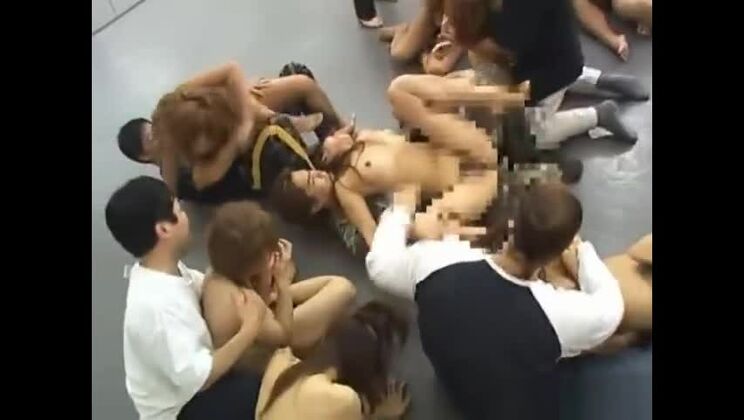 胸の大きな日本人の尻軽女を喜ばせる