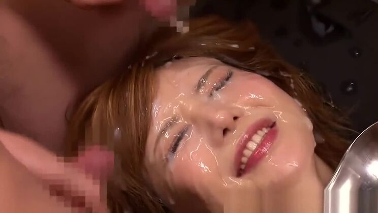 神々しいブルネットのアジア人売春婦が大量ブッカケを受ける