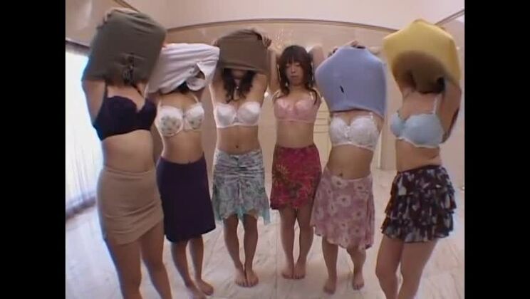 魅力的な巨乳の日本人売春婦がグループセックスでパフォーマンス