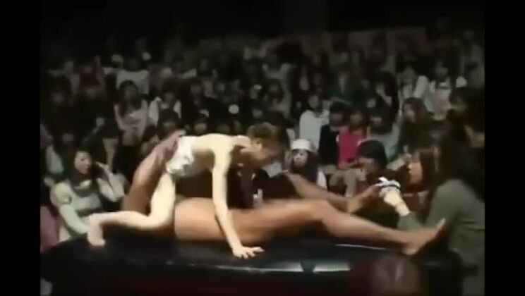 本物の素人ポルノビデオに登場するジューシーな東洋の尻軽女