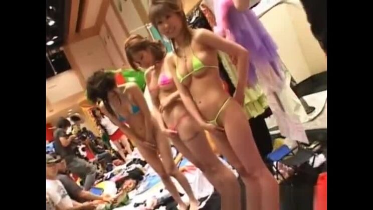 この世のものとは思えないアジア人女性が家から出てきた