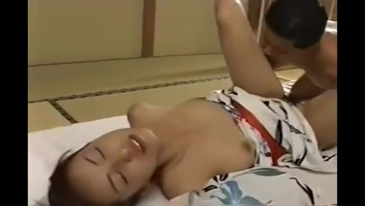 魅力的な豊満なアジア人女性