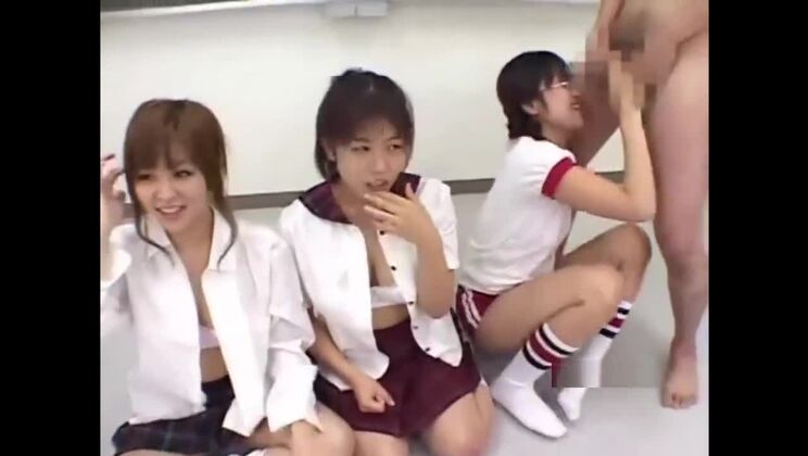 美しい平胸の東洋の尻軽女がホットなグループ セックス