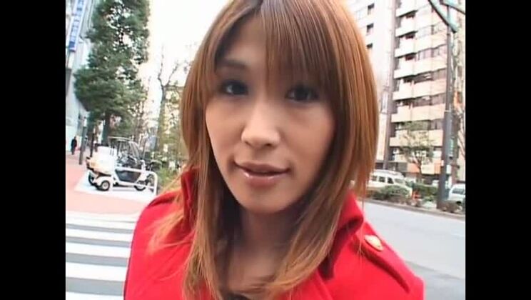 眩しいほどにニンジン色の肌のアジア人売春婦