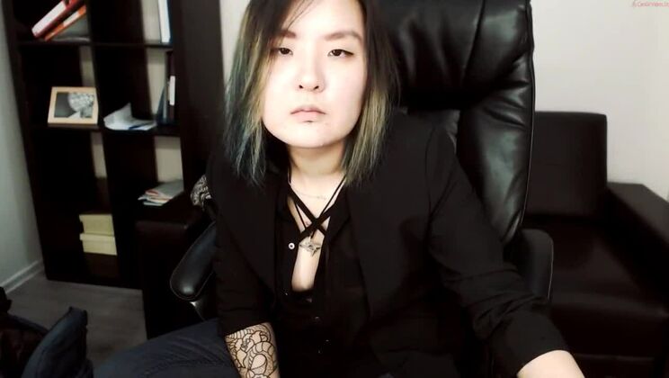 上品な平胸の東洋人ビッチが美しいアマチュアビデオに登場