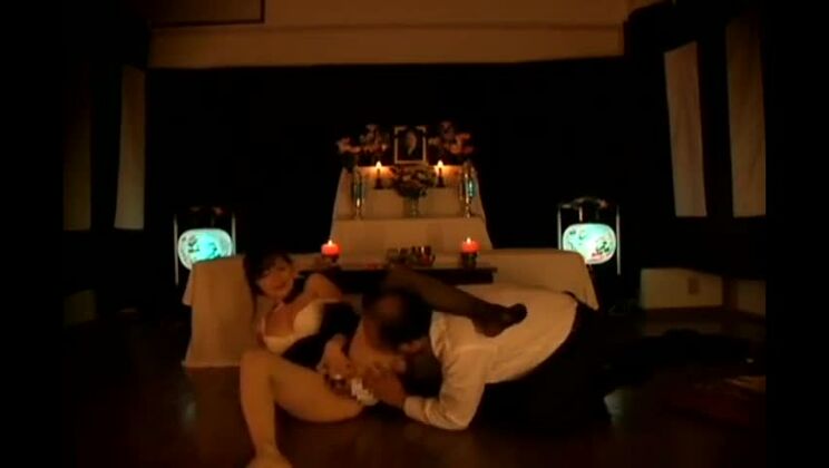 素敵な日本人既婚女性が出演する、きわどいポルノビデオ