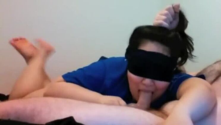 なぽっちゃりしたアジアの尻軽女が荒々しいディープスロートファックで、