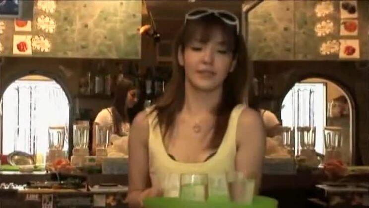 愛らしい日本のビッチがアマチュアの楽しい時間を過ごしている