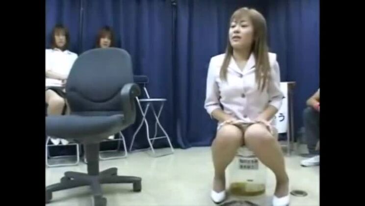 素晴らしいおしっこセックスビデオをフィーチャーした素敵な東洋の娼婦