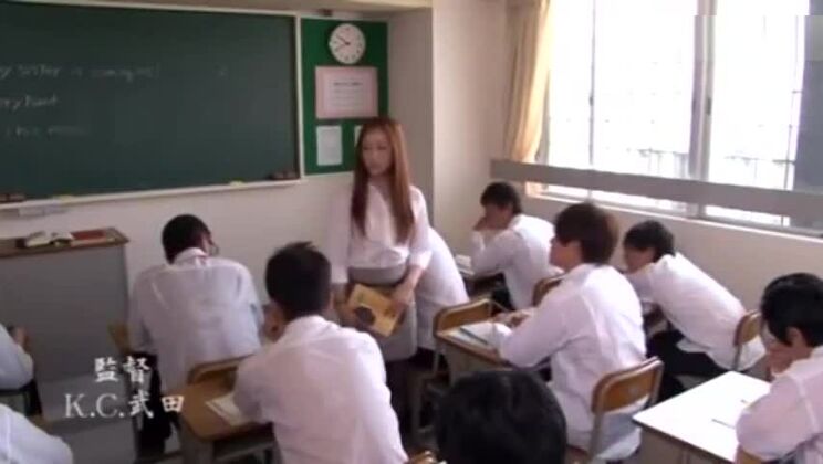 魅力的な胸の大きな東洋のタルト