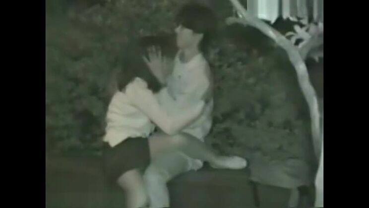 公共の場での美しいアマチュアビデオの素晴らしいアジア人女性