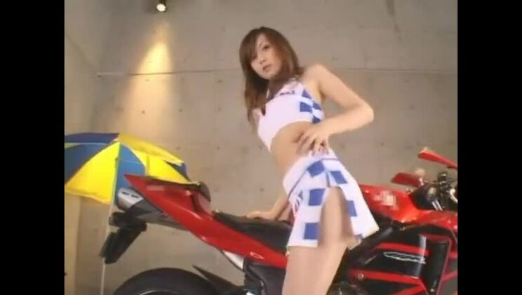 公共の場での驚くべきクローズアップシーンに登場する信じられないほど美しい日本人少女