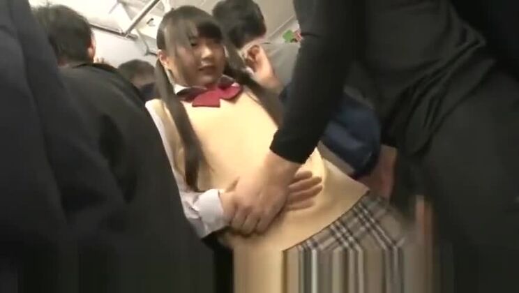 最高に美しいアジア人女性が公共の場で素晴らしいハードコアセックスを披露