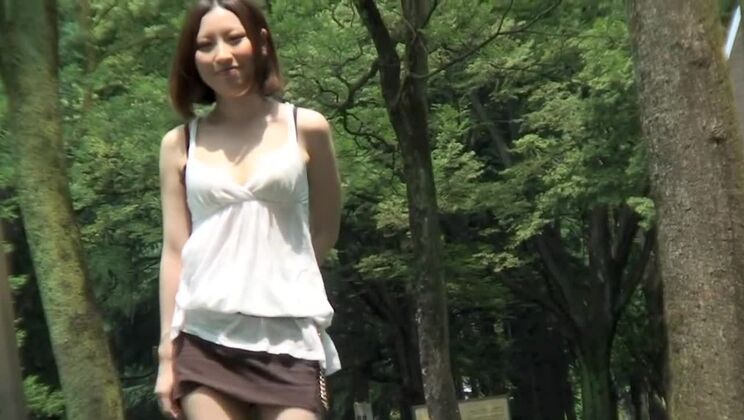 天国のような東洋の娼婦が、公共の場で信じられないほどアマチュアなセックスをしている