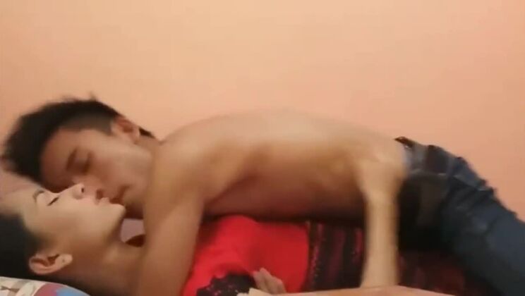 穏やかなブルネットのアジア人娼婦が素晴らしいハードコアセックスをしている