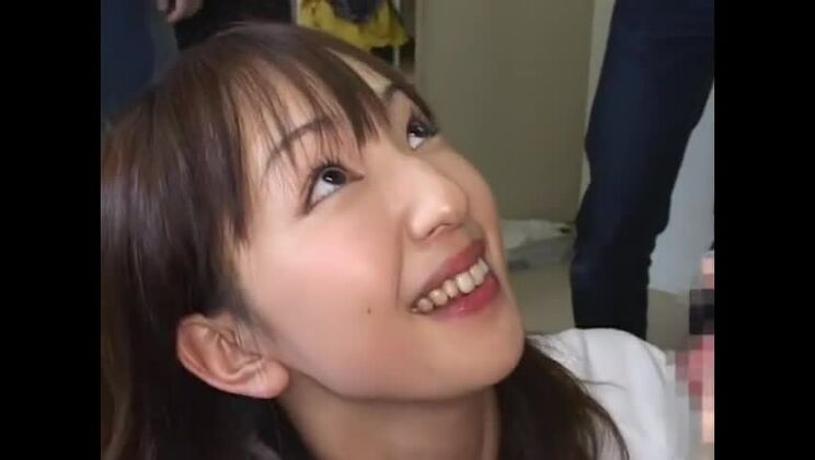 魅力的な豊満なアジア人女性