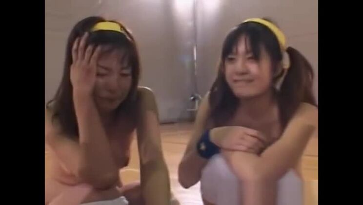 神聖な東洋の女性が屋外でアマチュアポルノビデオでセックスされる