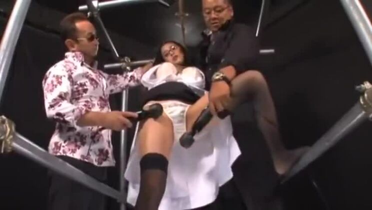 がギャングバンでセクシーな日本の売春婦をくすぐる