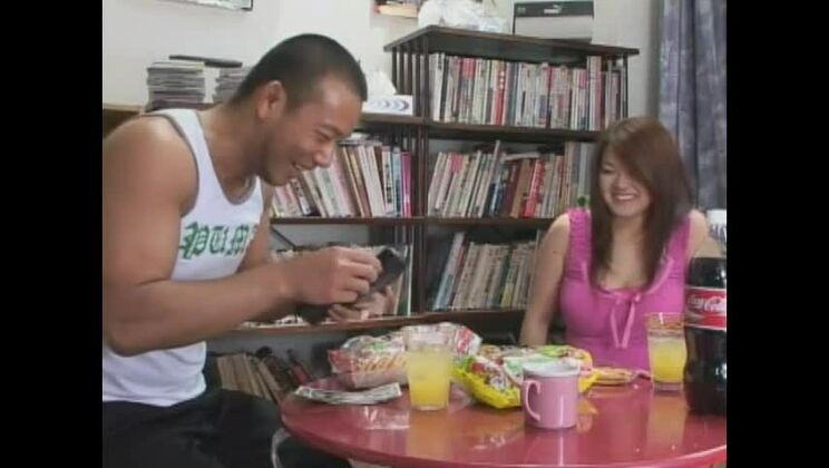 素晴らしい巨乳の日本人売春婦が本物のハードコアビデオに登場