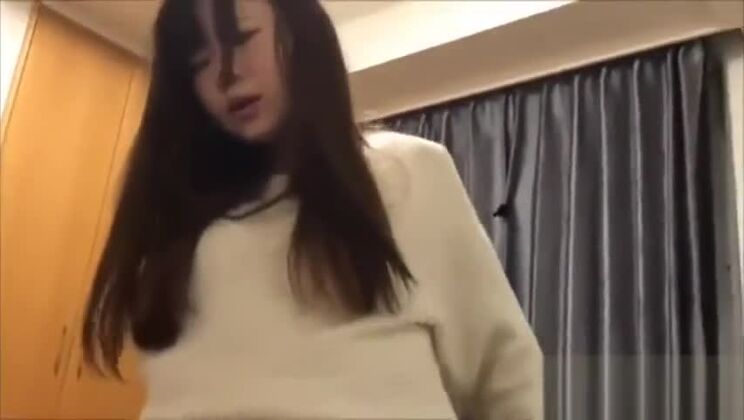 美しいアマチュアビデオに登場するセクシーなアジア人女性