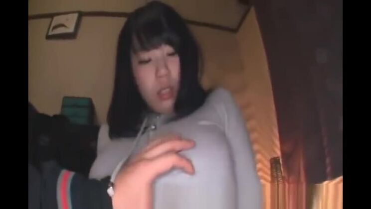 見事な豊満な胸を持つ東洋の女性