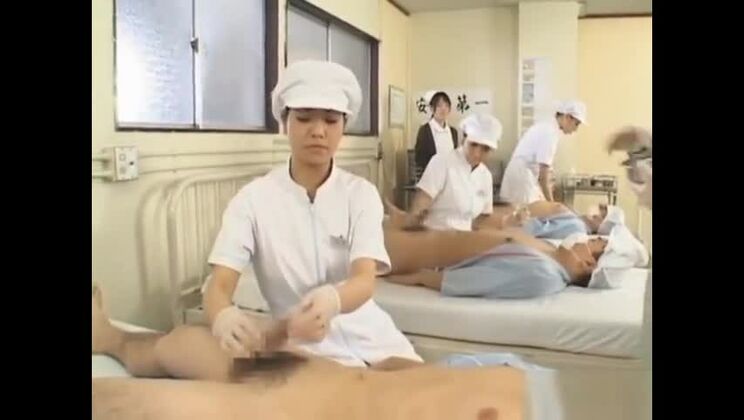 妊娠中の日本人売春婦が激しくファックされる