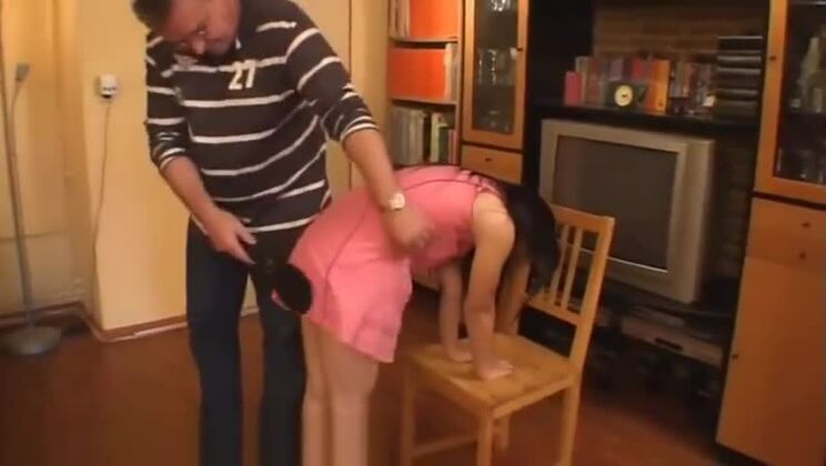 誘惑する東洋のビッチがフェチセックスビデオで登場 神聖な