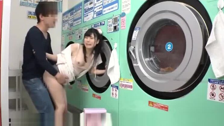 ハンサムな平胸のアジア人女性によるハードコアセックスビデオ