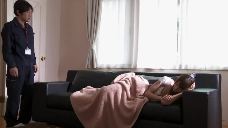 愛らしい日本のハジーが彼女のフェティッシュな夢を体現している