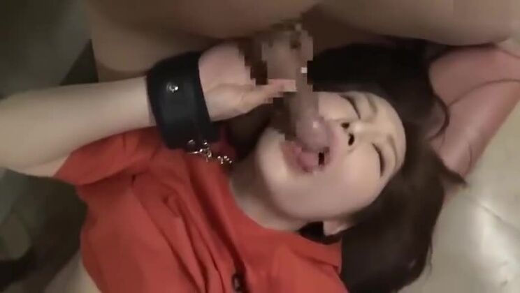 愛らしい赤毛の日本人売春婦が公共の場所で集団レイプされた