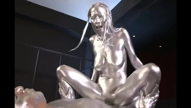 魅惑的なアジアの尻軽女がフェティッシュな夢を体現する