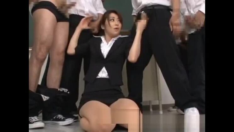 魅力的な毛深いアジア人売春婦が、きわどいセックス映画に出演