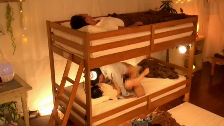 日本人の尻軽女をからかう