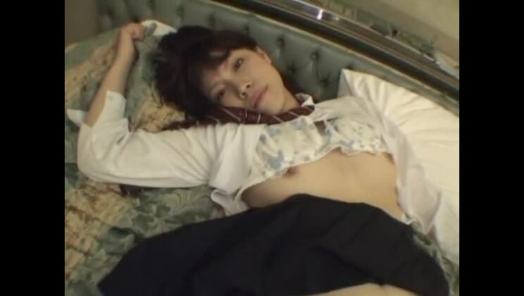 魅力的な日本の娼婦が指で弄ばれる