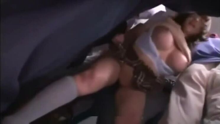 セクシーな巨乳の日本人売春婦が公共の場でアマチュアポルノに出演