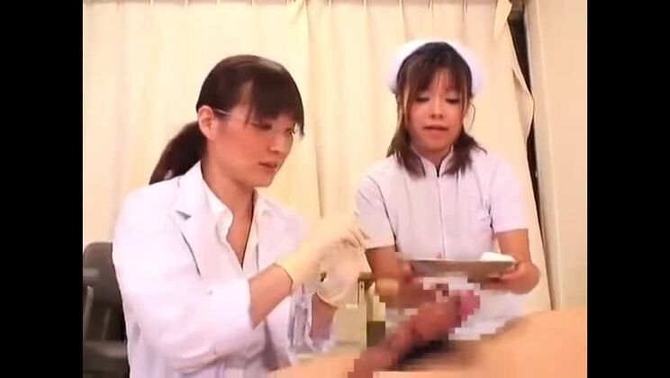 神聖な日本人女性はフェティッシュな楽しみを好む