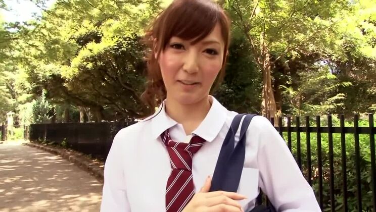 本物の素人ポルノビデオに登場する信じられないほど美しい日本人少女