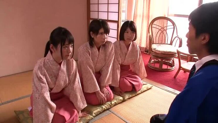 魅惑的な日本人女性が指で弄ばれる