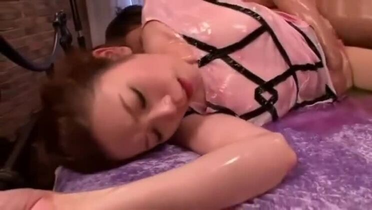 信じられないほど巨乳のアジア人売春婦