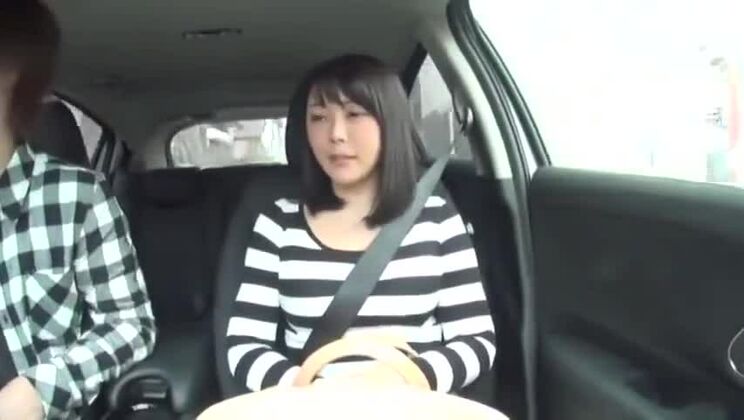 魅力的な東洋の尻軽女がぶっかけ行為を披露