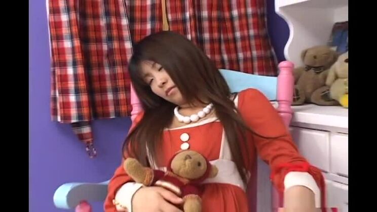 上品で巨乳のアジア人、ミミ・コウサカが素晴らしいクローズアップポルノでファックされる