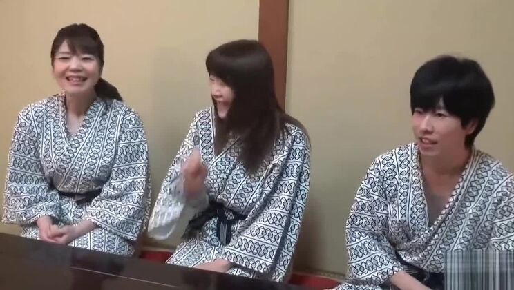 ハニーバストの東洋人少女が出演する、きわどいセックス映画