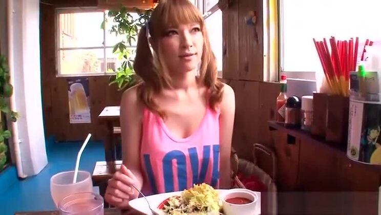 この世のものとは思えないほど胸の平らなアジア人売春婦がビーチで激しくファックされる